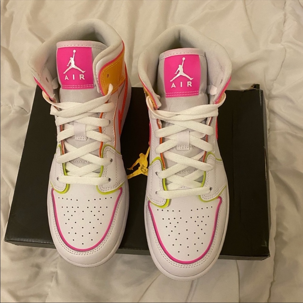 Air Jordan 1 Mid Edge Glow